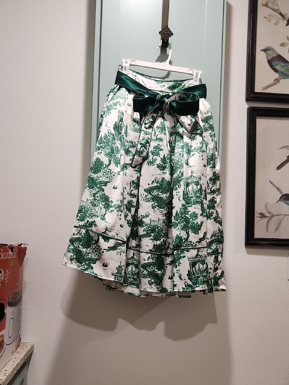 Beautiful GREEN WILLOW Pattern Pleated Satin Skirt With Matching Belt.